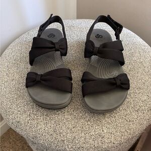 Clark’s cloudsteppers in size 8. Black.